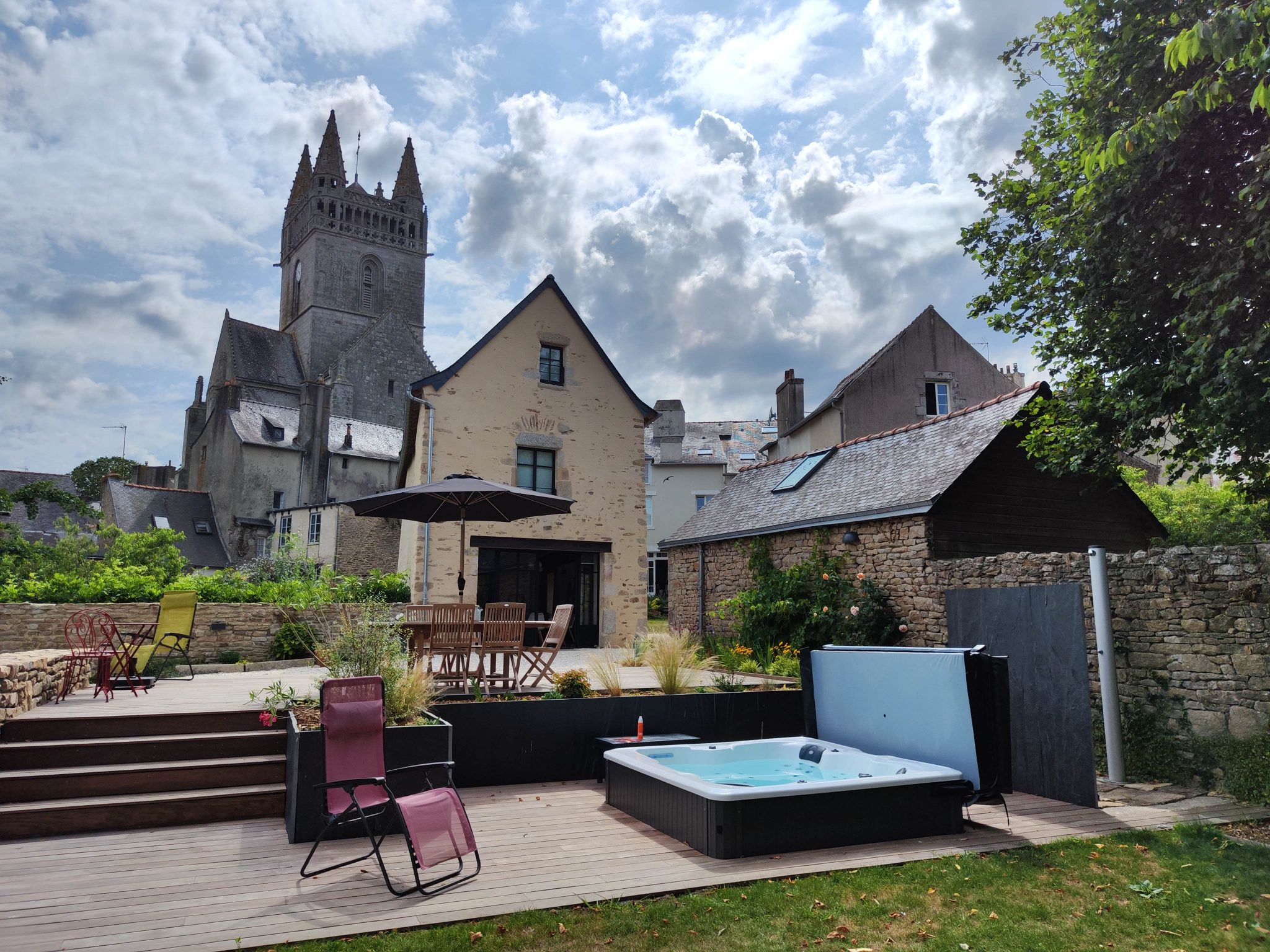les Hauts de l’Abbatiale : Location saisonnière à Quimperlé - villa vue du jardin, terrasse avec spa